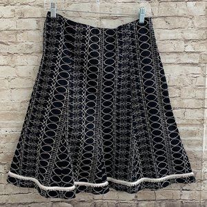 NWOT WHBM Black & White Embroidered Skirt SZ 6